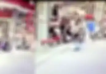 Brutal Video Pemotor Dikeroyok Penumpang Mobil di SPBU Sidoarjo Gara-gara Puntung Rokok 