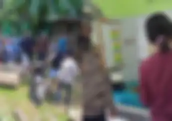 Yamaha Mio Melayang Emak-Emak Boncengan Berakhir di Atap Rumah Warga di Bogor Efek Rem Blong