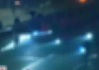 Polisi Bermotor Trail Pukul Mundur Massa Demo Tolak Revisi UU Pilkada di Depan Gedung DPR