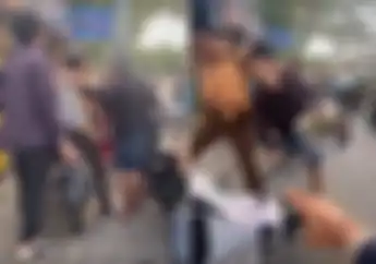 Video Pemotor Duel Satu Lawan Satu, Netizen: Pelajar Baju Pramuka Bacot Doang Digedein