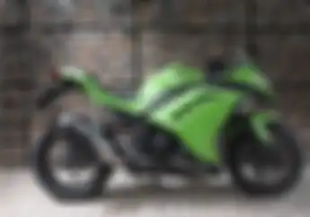 Kawasaki Ninja 250 FI Old Belum Stop Produksi Masih Ada Unit Baru di Dealer Ini