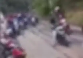 Parah Jalan Dicor Anggaran Rp 17 Miliar di Cirebon Dilindas Puluhan Pemotor, Kontraktor Turun Tangan