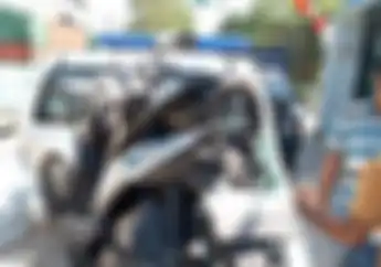 Ngeri Rider Cewek Berhenti Lihat Google Maps Diseruduk Truk Gandeng Honda BeAT Remuk dan Terlipat di Jombang
