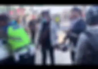 Pemotor Mendadak Kesurupan Saat Ditilang Polisi Mata Melotot dan Jalan Robocop Simak Fakta Sebenarnya