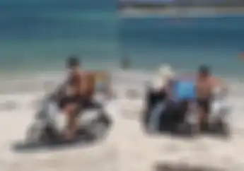 Agak Lain Pembalap Moto2 Mandalika 2024 Banting Setir Jualan Es Krim Pakai Honda Scoopy