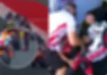 Ngeri Detik-detik Kaki Pembalap Moto2 Somkiat Chantra Terlindas, Meringis di Paddock Tim