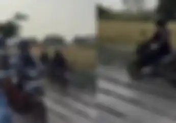 Jalan Dicor Anggaran Rp 17 Miliar Diterobos Puluhan Pemotor di Cirebon, Netizen Geram