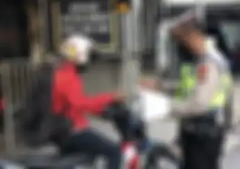 Puluhan Ribu Pengendara Motor Kena Tilang Karena Tidak Pakai Helm SNI Dalam Operasi Zebra 2024 Ini Dasar Hukum dan Jumlah Denda