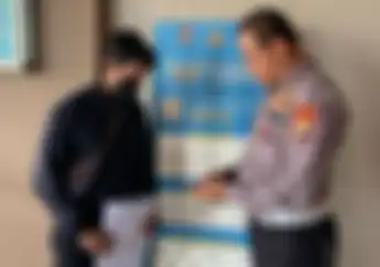 Petugas Kantor Pos Datang ke Rumah, Pemilik Kendaraan Terancam Tidak Bisa Perpanjang STNK