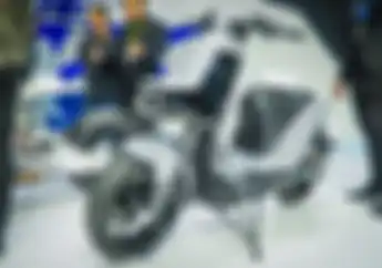 Motor Listrik Yamaha Super Canggih Kaki Tak Perlu Turun Saat Motor Berhenti Tapi Pelek Masih Majapahit