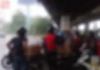Tegas Polisi Peringatkan Motor Berteduh di Flyover Saat Hujan Bisa Didenda dan Dipenjara