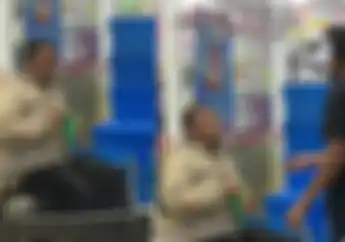 Pemotor  Kaget Langsung Malu Kasih Uang Parkir Malah Buka Jaket Ternyata Anggota Polisi Lagi Santai