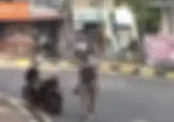 Diburu Polisi Pengendara Motor Tanpa Plat Nomor yang Timpuk Bus Transjakarta di Jakarta Selatan
