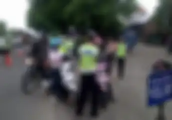 Pemotor Ketemu Razia Minta Polisi Tunjukkan Surat Tugas Sebelum Cek SIM dan STNK, Emang Boleh?
