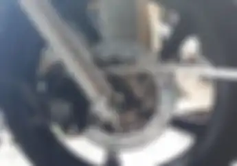 Mitos atau Fakta Cakram Motor Kondisi Panas Disiram Air Bisa Bengkok