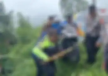 Liburan Nataru Berujung Duka, Pasangan Kekasih Naik Honda Vario Terjun ke Jurang