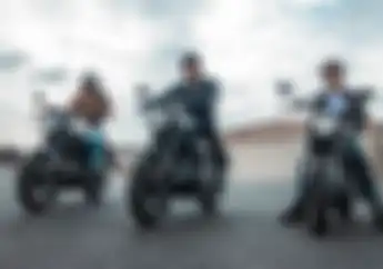 Kenapa Kaki Kiri Lebih Disarankan Turun Saat Berhenti Naik Motor?