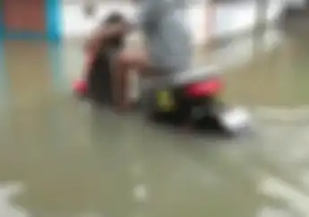 Banjir Bikin Panik, Ternyata Motor Listrik Tetap Aman Libas Genangan Air