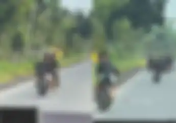 Video Anak Muda di Lumajang Seolah-olah Ejek Polisi Pas Razia Balap Liar, Endingnya Malah Bikin Ngakak