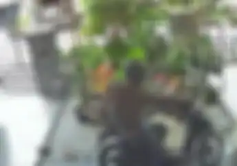 Aksi Santuy Maling Motor di Surabaya, Cukup Pakai Kaki Honda BeAT Raib