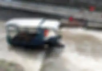 Fortuner Ngamuk Hajar Motor Roda Tiga di Jombang, Uang Rp 5 Juta Melayang