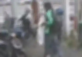 Lelaki Berjaket Ojol Bikin Elus Dada, Curi Karung Paket Milik Kurir yang Sedang Salat