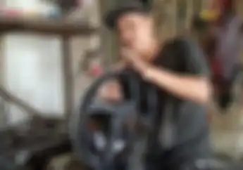Musim Hujan Banyak Jalan Berlubang, Segini Biaya Servis Pelek Motor Peang 