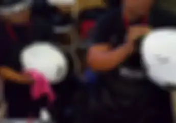 Kepala Bebas Bau dan Bakteri, Tips Simpel Merawat Helm Saat Musim Hujan