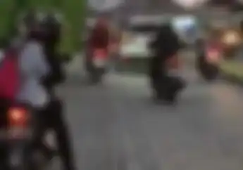 Pemotor Todongkan Pistol ke Pejalan Kaki di Surabaya, Cekcok Parkiran Masjid