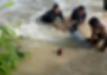 Nekat Membawa Petaka, Petugas Dishub dan Motornya Ditelan Banjir di Gresik
