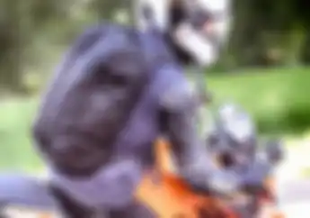 Naik Motor Pakai Tas Ransel Besar Bisa Bahaya, Ini Kata Pakar Safety Riding