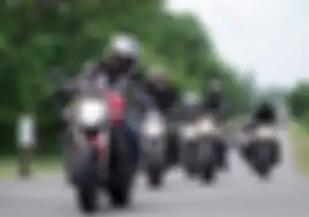 Waspada! Ini Cara Riding Aman Saat Angin Behembus Kencang