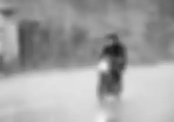 Naik Motor Saat Hujan Harus Pakai Ini, Di Amerika Jadi Kewajiban