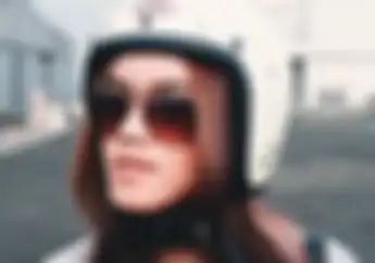 Susah Nyari Helm yang Sesuai, Gadis Cantik ini Produksi dan Jual Sendiri Helm Rancangannya