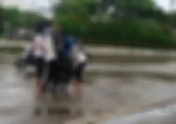 Ini Dia, Pertolongan Pertama Motor Mogok Usai Terjang Banjir