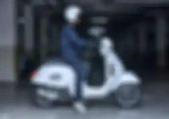 Unik! Pernah Lihat Vespa Berbodi Kayu Gelondongan? Ini Dia Penampakannya