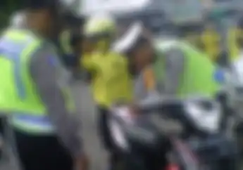 Tragis! Video Polisi Ditabrak Pengendara Motor Saat Gelar Razia