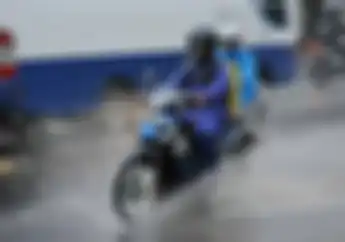 Hati-hati! Menggunakan Rem Depan Motor Saat Hujan Bisa Celaka