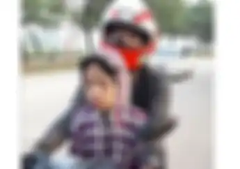Postingan Memilukan Denis Kancil Kelihatan Anak-anaknya, Duduk di Depan Motor Matanya Ngantuk  