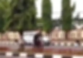 Video Detik detik Pembalap Liar Dikejar Polisi dengan Berlari, Eh Ketangkep Juga