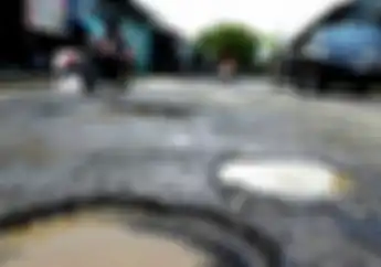 Ngeri, Pemotor Honda Revo Tewas Dihantam Bus dari Belakang, Jalan Rusak Biang Keroknya