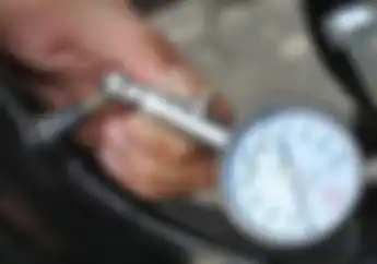 Ini Tips Saat Mau Menambah Angin Ban Motor, Alat Ukur Belum Cukup..