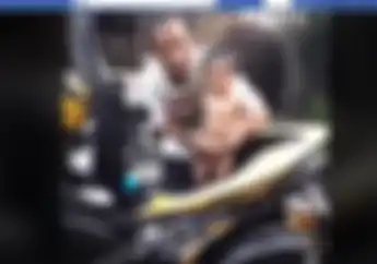 Ada-ada Saja, Seorang Bapak Memandikan Anaknya di Bagasi Yamaha Aerox