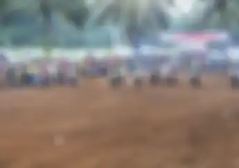 Ribuan Penonton Saksikan Grasstrack Bupati Cup 2017 Di Sirkuit Angkasa Lanud HAD