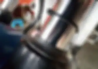 Jarang yang Tahu.. Kenapa Sokbreker Depan Motor Balap Dipasangi Kabel Tie?