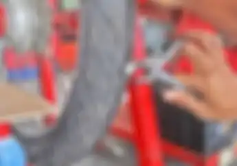 Pakai Cairan Anti Bocor di Ban Motor,  Aman Atau Enggak?