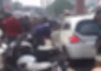 Tabrak Lari 5 Motor di Bandung, Pengemudi Honda Brio Dikepung Massa
