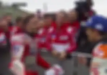 Nih Video Saat Marc Marquez Menghampiri Andrea Dovizioso Di Parc Ferme, Respect Bro..!