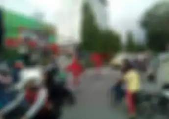 Unik! Jalan Kota Jogja Jadi Lebih Tertib Saat Diatur Relawan Berkostum Pasukan Kraton