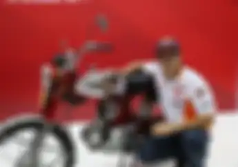 Keren! Yuk Intip Gaya Marc Marquez Saat Berpose di Atas Honda S90